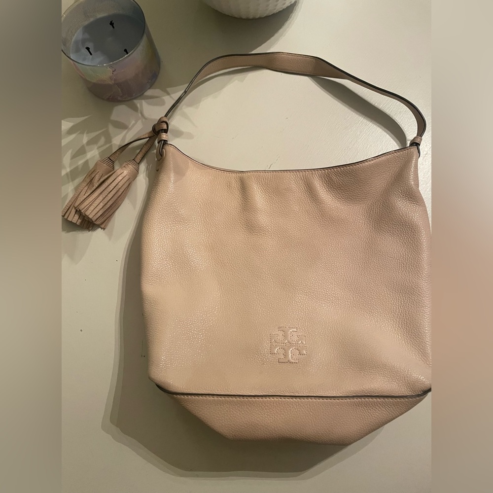 Tory Burch blush shoulder bag with soft grain leather.